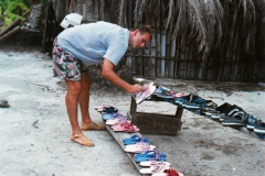 20.-San-Blas.-Compra-de-calzado-procedente-de-un-naufragio