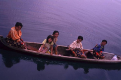 34.-San-Blas.-Una-canoa-de-indias-Kuna-nos-hace-una-visita