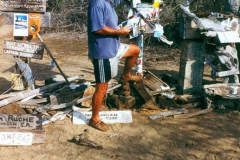 11.-Galapagos-Floreana.-Revisando-el-buzon-de-correos