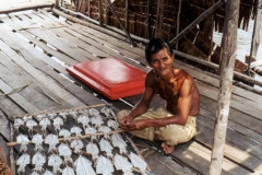 27.-Indonesia.-Secadero-de-kumi-kumi-en-la-terraza