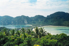 34.-Tailandia.-La-bella-Ko-Phi-Phi-arrasada-por-el-tsunami-un-ano-mas-tarde