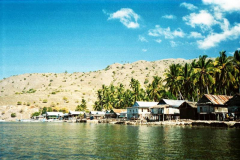 7.-Indonesia.-El-pequeno-pueblo-de-Komodo.